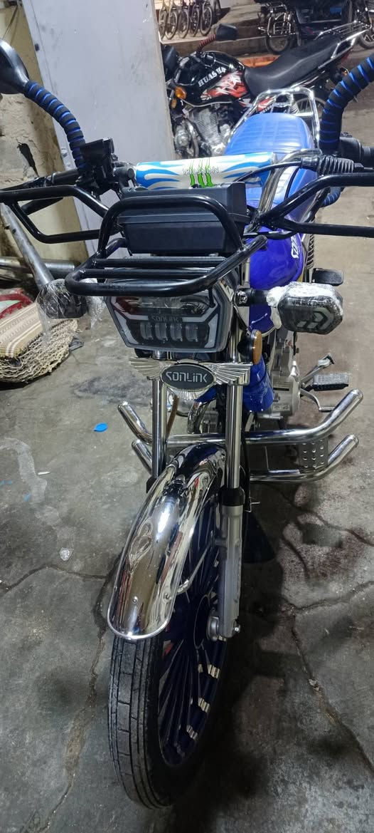 السلام عليكم دراجه سولنك 24شكل 25زنجيل دراجه مفوله نضافه بدون اي نقص بيع او مراوس سعر 875 وبيها مجال للشراي ***********
