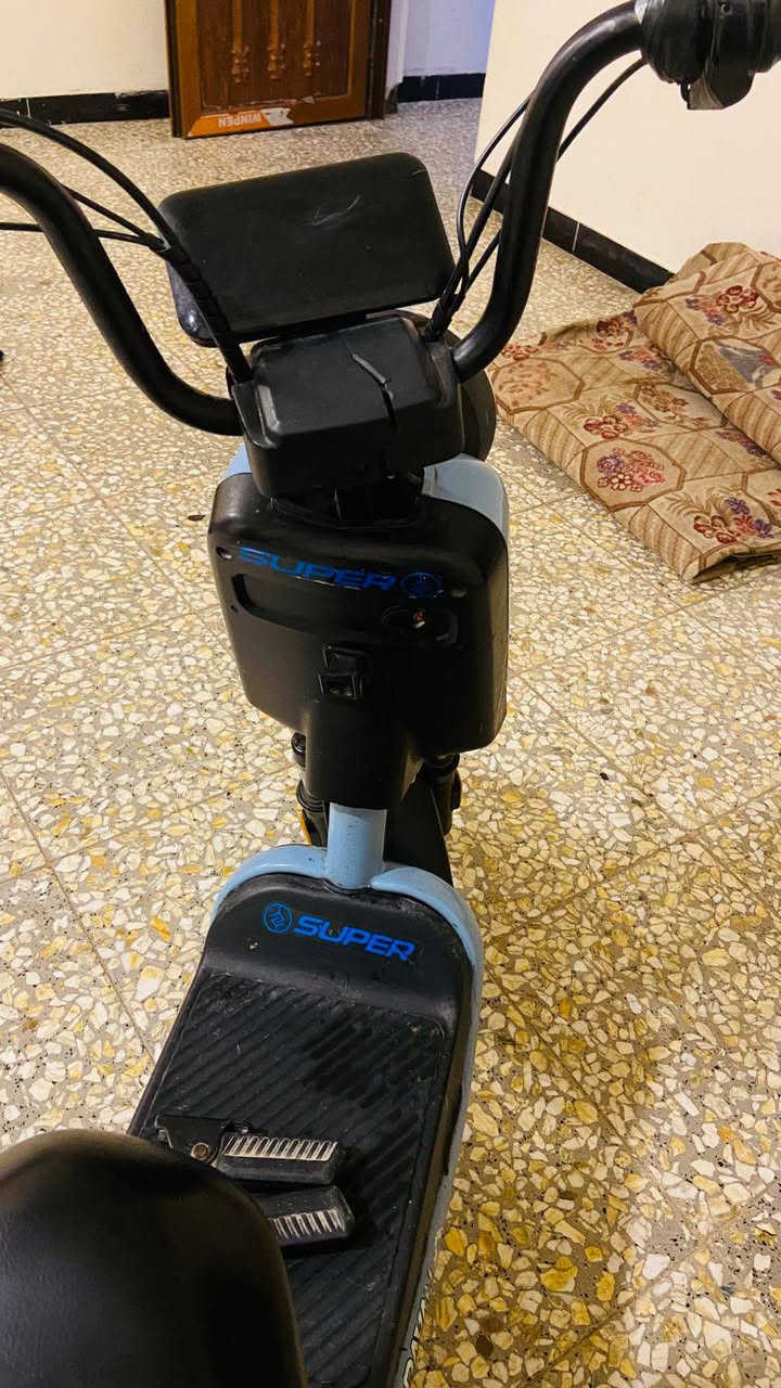 سلام وعليكم عندي دراجه  حجم 14 مستخدمه قليل يعني سنه شغاله يحتاجله بس بطاريات و جوزه عقل شغال رايده 150 و بيه مجال بسيط رقم الهاتف واتساب ***********
