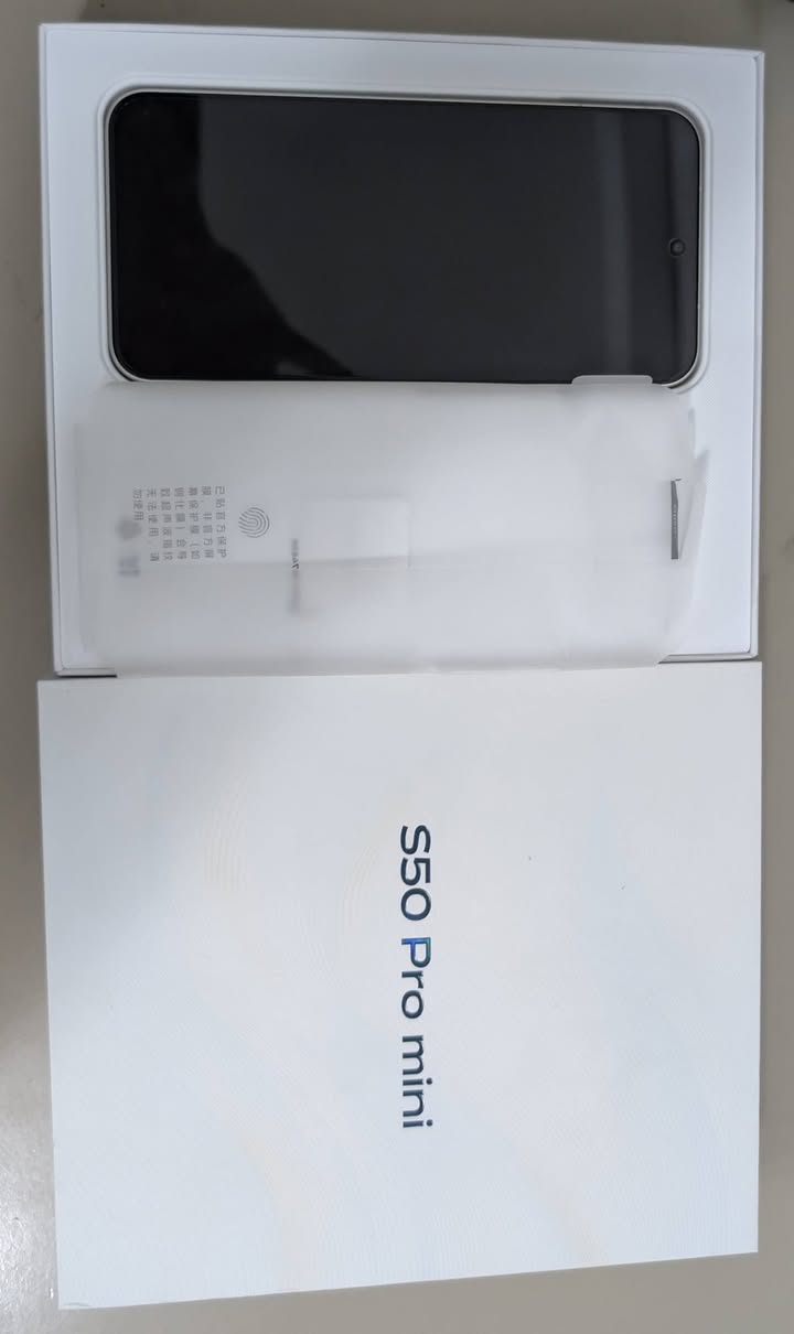 vivo S50 Pro Mini 
open box (800 الف)
جهاز جديد فقط مفتوح من الكارتون على كد الفحص كافة الملحقات الاصليه موجودة ( كفر اصلي + شاحنه اصليه 90 واط)

السعر 800 الف قفل .🔒🔒🔒
المواصفات👇👇👇👇
الشاشة:6.31 بوصة من نوع LTPO AMOLED دقة 1.5K يدعم التحديث التكيفي من 1 إلى 120 هرتز
 السطوع وتعديل الإضاءة يصل السطوع الأقصى إلى5000 شمعة، وتدعم تعتيم PWM عالي التردد بتردد 4320 هرتز لحماية العين.

 هيكل من ألومنيوم الطيران مع زجاج مقاوم، ويدعم معيار المقاومة الأعلى IP68 و IP69 ضد الماء والغبار والماء عالي الضغط.

 الأبعاد والوزن: سمكه حوالي 7.99 ملم ويزن 191 غراماً فقط.

 المعالج:  Snapdragon 8 Gen 5 المصنوع بتقنية 3 نانومتر 
 ذاكرة الوصول العشوائي (RAM): 12+12 جيجابايت.

 ذاكرة التخزين:256 جيجابايت.

 نظام التشغيل:واجهة OriginOS 6 المبنية على Android 16
 الكاميرا الخلفية (ثلاثية)
  الأساسية: بدقة 50 ميجابكسل كاميرا التقريب بدقة 50 ميجابكسل بمستشعر سوني IMX الزاوية الواسعة  بدقة 8
 ميجابكسل بفتحة عدسة f/2.2.

 الكاميرا الأمامية (السيلفي):بدقة 50 ميجابكسل 
  البطارية والشحن
 بطارية ضخمة جداً  بسعة 6500 مللي أمبير 
 الشحن السلكي: يدعم الشحن السريع بقدرة 90 واط.
 الشحن اللاسلكي: يدعم الشحن اللاسلكي السريع بقدرة 40 واط مع دعم الشحن اللاسلكي العكسي.

  مستشعر بصمة مدمج تحت الشاشة يعمل بالموجات فوق الصوتية (3D Ultrasonic Fingerprint 2.0) للاستجابة الفائقة والآمنة.
 لصوت:سماعات ستيريو مزدوجة تدعم الصوت عالي الدقة Hi-Res.
 الاتصال: يدعم شبكات الجيل الخامس 5G، وشبكات Wi-Fi 7، وبلوتوث 5.4، وتقنية NFC، بالإضافة إلى مستشعر الأشعة تحت الحمراء IR Blaster للتحكم في الأجهزة الكهربائية.
السعر 800 الف قفل .🔒🔒🔒


**إذا كنت صاحب هذا الإعلان وتريد حذفه لأي سبب، رجاءا أرسل رسالة إلى الدعم الفني**