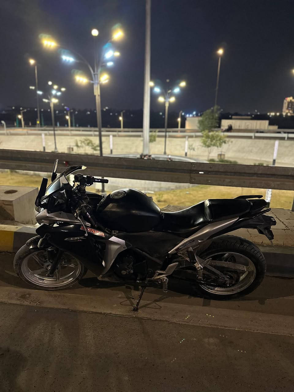 السلام عليكم
Cbr 250cc ياباني نوزل 2013 مكفوله كفاله عامة الدراجة خير من الله نكره بكل وقت

اي نقص مابيها صالصنه رياضي مري H2 

تشغيله الدراجة موجودة بلفيديو الدراجة خير من الله
السعر مليون و200 وبيها مجال 
رقمي بي واتساب فقط ***********
