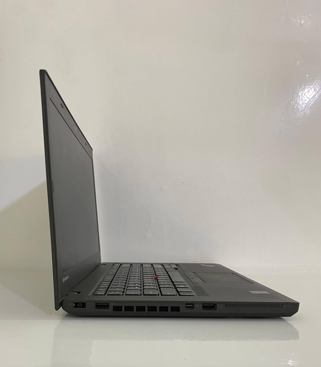 لابتوب Lenovo ThinkPad T450
✨ أداء قوي للمكتب، الجامعة، التصفح، والمونتاج الخفيف ✨

🔹 المواصفات:
• المعالج: Intel Core i5-5th Gen فئة U — أداء موثوق وسلس ✨
• الذاكرة: 8 GB DDR3 — تعدد مهام ممتاز 📊
• التخزين: 256 GB SSD — تشغيل أسرع وتحميل فائق 🚀
• شاشة 14 إنش — حجم مثالي للعمل والترفيه 💻
• بطاقة رسوميات Intel مدمجة 4 GB — مناسبة للبرامج الخفيفة 🎨
• كيبورد عربي-إنكليزي بإضاءة ليلية — راحة أثناء العمل في الظلام 💡

🎁 الهدايا:
🧳 حقيبة + 🔌 شاحن + 🖱️ ماوس + 🖱️ باد
📦 تغليف احترافي

🛠️ الضمانات والخدمات:
✔ فحص كامل قبل الإرسال
✔ فحص كامل قبل الاستلام والدفع
✔ ضمان 7 أيام استبدال في حال وجود خلل مصنعي
✔ جاهز للاستخدام مباشرة

📍 الموقع: بغداد الأمين الثانية

🚚 التوصيل متوفر إلى أي مكان / جميع المحافظات

📱 للحجز واتساب: ***********

💰 السعر: 185,000 دينار عراقي
✨ خيار ممتاز للعمل والدراسة والاستخدام اليومي بكل سلاسة! ✨
