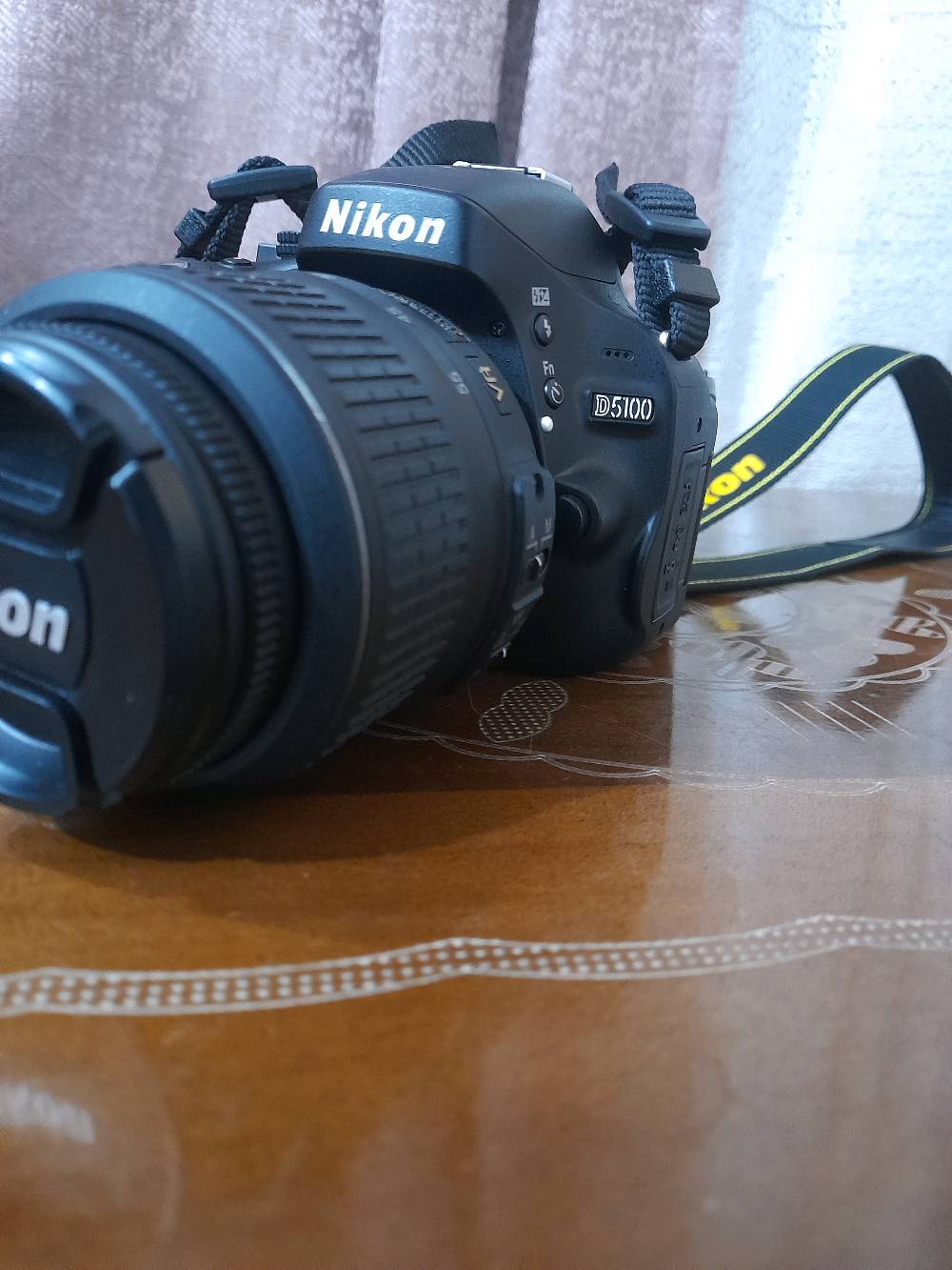 كاميرا نيكون Nikon 5100D 
شتر قليللل جدا يعني استخدام قليل بشكل مقارب للجديد نظافة 99% اذا مو 100% اصلاً 

- دقة 16.2 ميغابكسل.
- مستشعر CMOS بحجم APS-C (DX).
- تصوير فيديو Full HD 1080p.
- شاشة متحركة قياس 3 إنج.
- نظام تركيز تلقائي بـ 11 نقطة.
- تصوير متتابع بسرعة 4 صور بالثانية.
- حساسية ISO من 100 إلى 6400 (قابلة للتوسيع إلى 25600).
- تدعم التصوير بصيغتي JPEG و RAW.
- فلاش داخلي مدمج.
- مدخل مايكروفون خارجي.
- تدعم بطاقات SD / SDHC / SDXC.
-  وياها العدسة الأصلية 18-55 .
وياهه كل الملحقات الجنطة والحزام والبطارية والشحن الاصليات مال شركة نفسهه وحته عقد شراء من الشركة نفسها عندي 
سعرهه 525 وبيها مجال للجاد متواجد واتساب فقط *********** لحك عليها قبل الزيارة الاربعينية

الكاميرا مناسبة للتصوير الفوتوغرافي وتصوير الفيديو . الكاميرا جوكر حرفياً تفيد المحترف تفيد المبدئ وتشتغل وياك فيديو وصور بدقة خرافية.