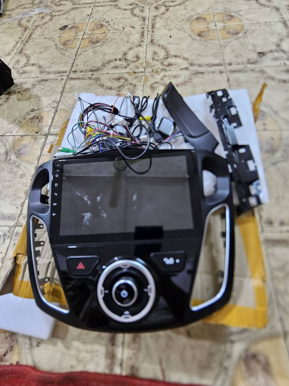 السلام عليكم شاشه فورد فوكس طلعت بالمزون من مديل ٢٠١٣ إلى ٢٠١٨عتقد جديده غير مستعمله خلي سعرك الي اقل من السوق وبلعافيه عليك ***********###  ***********
