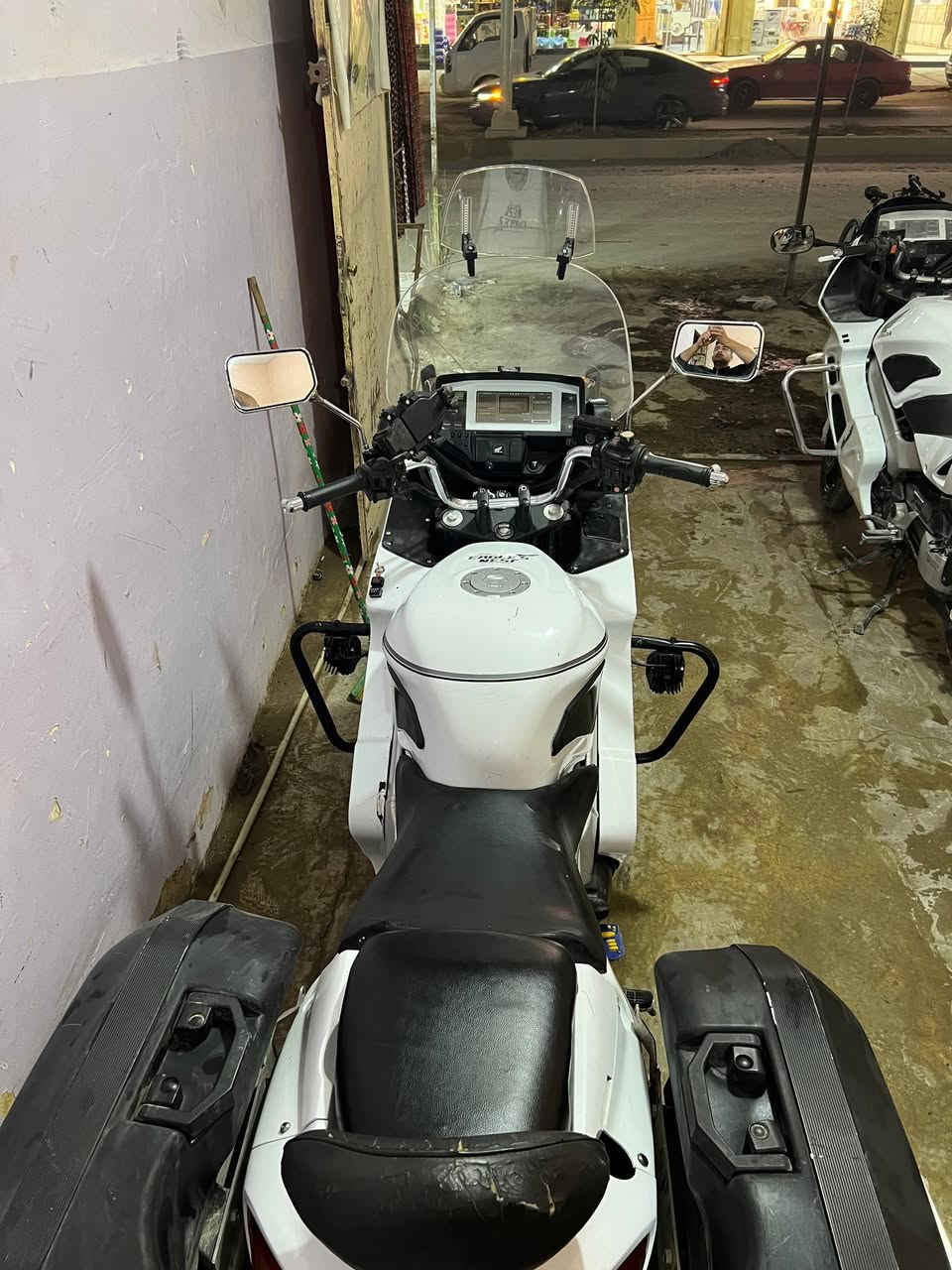 السلام عليكم دراجه للبيع هوندا vfr 800cc
موديل 2006
دراجه تجي نضام نوزل 
نضام abs اي بي اس 
شاشه الكترونيه دجتال 
جامه طويله give
 دراجه بوليسيه مال شرطه اليابان 
دراجه بحاله الوكاله كلهه شغاله 
كفاله عامه 
دراجه بدون رقم بدون كمرك مكاني سامراء 
 للاستفسار ***********
