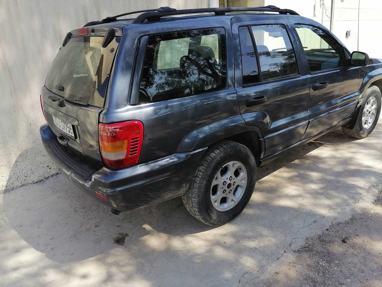 جيب شيروكي رقم سليمانيه سنويه جديده هزه جديده بيها كوبون بانزين كير ومحرك بطهvvt سياره حلوه وجاهزه شرط التحويل والوكاله سعرها ٦٥وبيها مجال عنواني ديالى خانقين ***********
