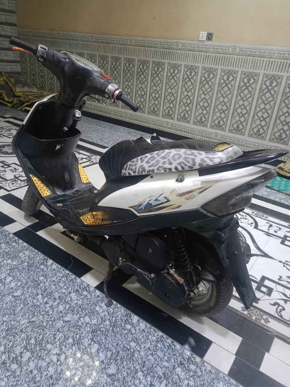 سلام عليكم دراجه ماكس عدله نضافتها شوف اعيونك نكره سلف بأي وقت  دبل تاير جديد   مكينه ما مفتوحه  مزوده تزويد خارجي كفرات بلادي ختم واحد  سعر 475 وبيها مجال شراي مكان  العبيدي  شارع  20رقم ***********
