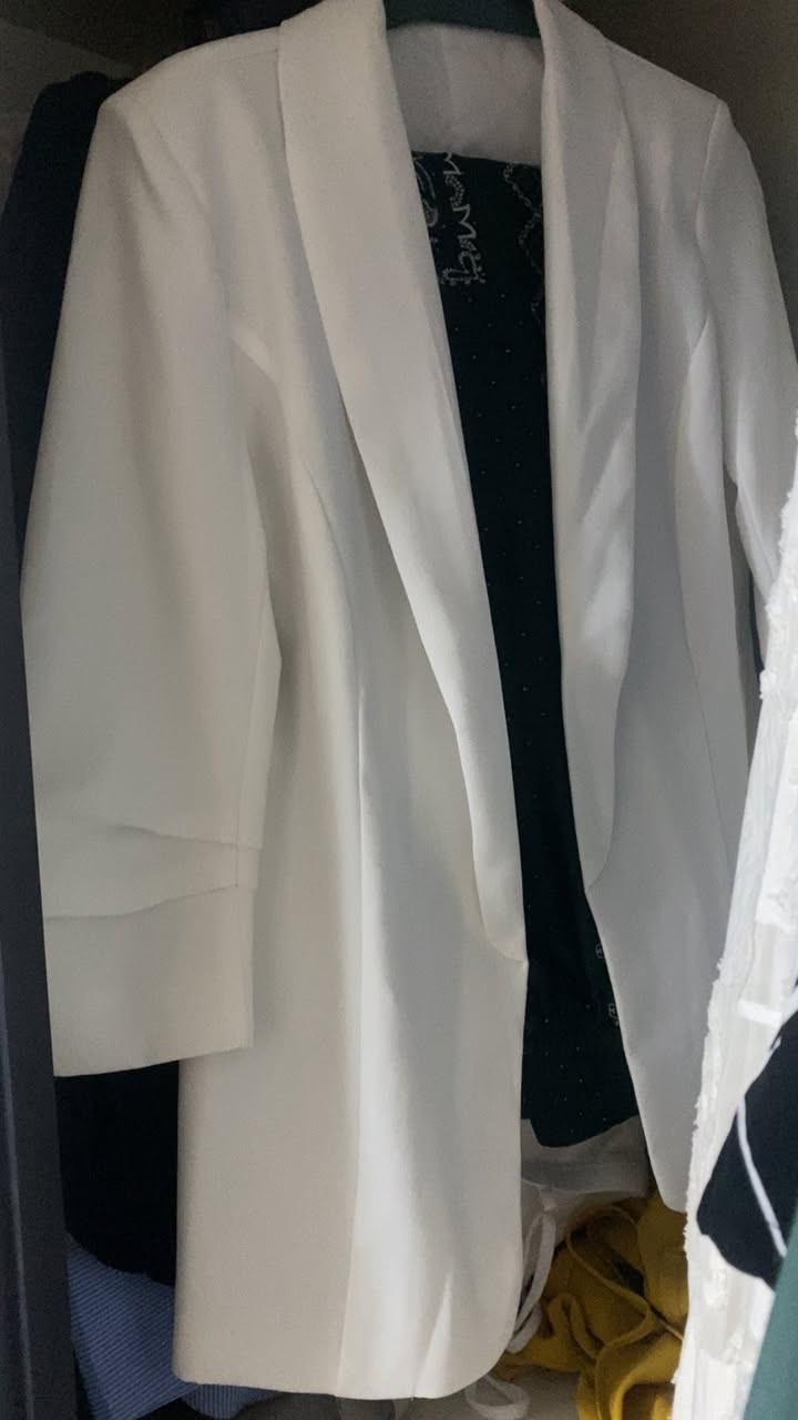 السلام عليكم
وصيت ستر رسميه ووحده سبورت وماطلعن قياسي
بعدهن بالعلامه. طويلات مستورات. ألوانهم عمليه 
اسود وسماكي واخضر فيروزي
سعر الوحده ٢٤ الف
خامه وقطع تموت
وعندي ستر مستعمله نظيفه كلش كلش وسعرهن مناسب قصيرات وياهن فستان اسود جديد وطويلات
الي تريد  ووزنه بين ٦٧ /٧٥ تراسلني وتتدلل


**إذا كنت صاحب هذا الإعلان وتريد حذفه لأي سبب، رجاءا أرسل رسالة إلى الدعم الفني**