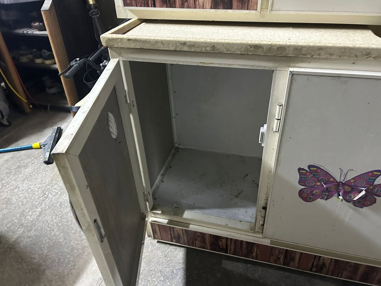 للبيع سنك وملحقه طول مترتين نضيف جدا ومابيه اي عيب او كسر او زنجار
سنك مرمر بحالة نظيفة 
سعر 250 الف 
مكان بغداد حي اور 
رقم ***********
