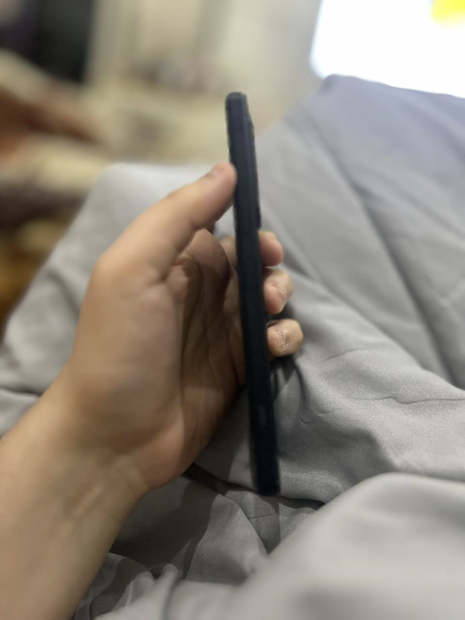 السلام عليكم سوني xperia 1 v mark 5

Sog 10 

النسخة اليابانية الاصلية مواصفاته غنية عن التعريف

عملاق سوني للمراوس مع ماجيك 7 برو او شاومي 14 الترا او هونر 400 برو

مميزات Sony Xperia 1 V

 معالج قوي جدا: الهاتف يأتي مزود بمعالج Snapdragon 8 Gen 2 بدقة تصنيع 4 نانومتر، المعالج يقدم أداء قوي جدا ويعتبر من اقوى المعالجات بدون منازع

 شاشة ممتازة: هاتف Sony Xperia 1 V يأتي بشاشة ممتازة من نوع OLED، الشاشة بدقة +4K ومحمية بطبقة زجاج من نوع غوريلا جلاس Victus 2

 دعم 120 هرتز: الهاتف يدعم معدل تحديث الشاشة 120 هرتز

 كاميرا ممتازة: الهاتف يأتي مزود بثلاث كاميرات خلفية بدقة 48 و 12 و 12 ميجابكسل، الكاميرات تقدم أداء في التصوير يعتبر ممتاز جدا، مع دعم إمكانيات محترمة مثل التقريب البصري حتى 3.5x وتقنية التثبيت البصري OIS وتصوير الفيديو بدقة 4K بمعدل 30/60/120 إطار في الثانية

 بطارية كبيرة: الهاتف يأتي بسعة بطارية كبيرة (5000 مللي أمبير)

 مقاوم للماء والغبار: هاتف Sony Xperia 1 V يأتي مقاوم للماء والغبار بمعيار IP65 و IP68، مقاومة الماء تصل الى عمق 1.5 متر ولمدة 30 دقيقة تحت الماء

مكاني بغداد الكرخ

***********
