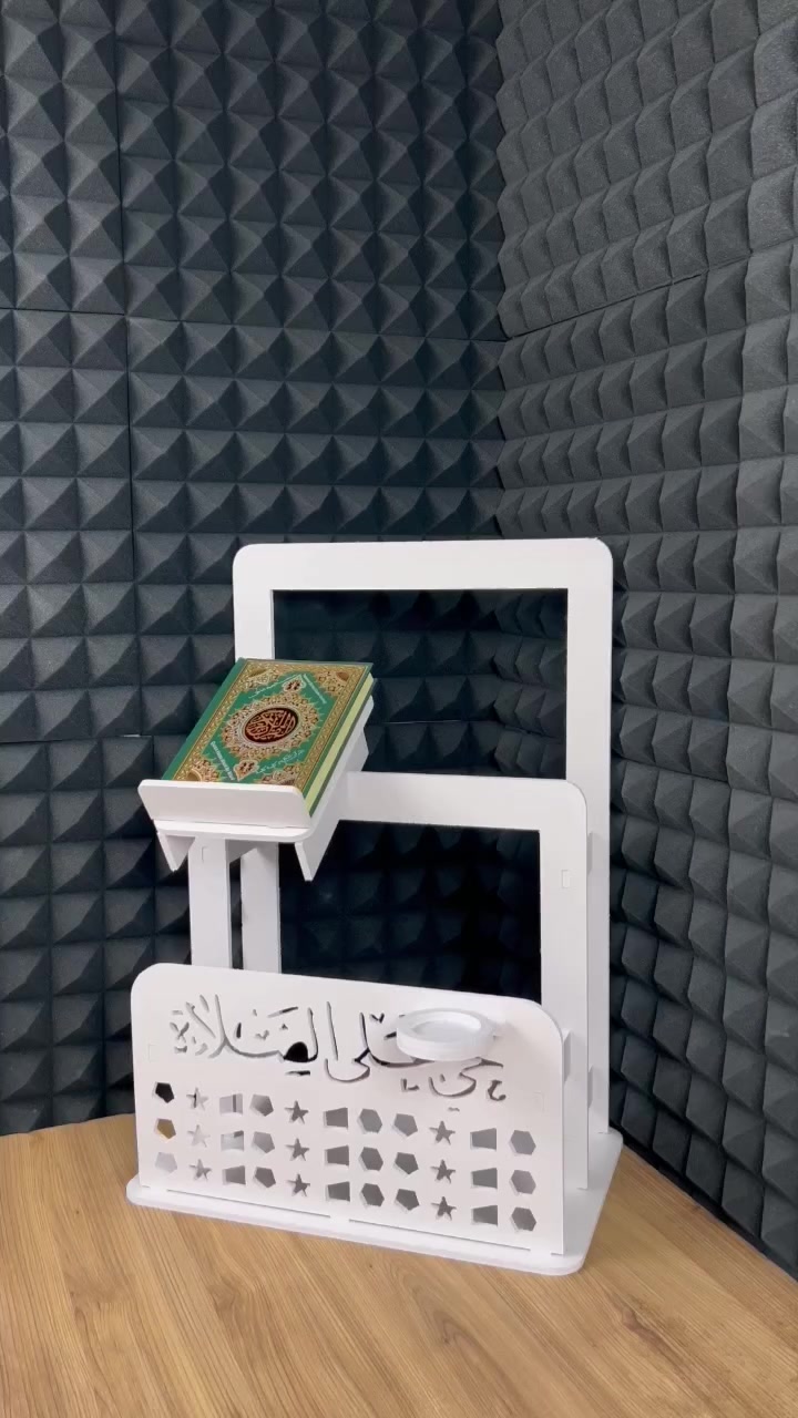 ركن صلاة خشبي منزلي

ركن صلاة خشبي منزلي مع حامل مصحف ورف جانبي

الاستخدامات

مخصص لأداء الصلاة في المنزل بطريقة منظمة ومريحة.

يوفر مكان ثابت للمصحف أثناء القراءة أو المراجعة.

مناسب للأطفال والكبار لتعليمهم وتنظيم ركن خاص للصلاة.

يُستخدم كركن عبادة يومي داخل غرفة النوم أو المعيشة.

يساعد في ترتيب سجادة الصلاة والمصحف والإكسسوارات الدينية بمكان واحد.

المميزات

تصميم أنيق بلون أبيض يتناسب مع جميع ديكورات المنزل.

حامل مصحف مائل مريح للقراءة بثبات.

رف جانبي لحمل كوب ماء أو مسبحة أو عطراو التربة.

قاعدة عريضة وثابتة لضمان الاستقرار أثناء الاستخدام.

هيكل خشبي متين بسمك مناسب لتحمل الاستخدام اليومي.

زخارف إسلامية مفرغة تضيف لمسة جمالية راقية.

أبعاد المنتج:

- الطول: 50 سم
- العرض: 32 سم
- الارتفاع: 70 سم

قياس الكارتون:

- الطول: 75 سم
- العرض: 55 سم
- الارتفاع: 5 سم

محتويات الصندوق

هيكل ركن الصلاة (قطع مفككة).

حامل المصحف.

الرف الجانبي.

قاعدة التثبيت.

الملاحظات

يُسلّم مفكك ويحتاج تركيب بسيط.

يُفضل استخدامه على سطح مستوٍ لضمان الثبات.

اللون أبيض (قد يختلف بدرجة بسيطة حسب الإضاءة).
المصحف وسجادة الصلاة غير مشمولين.

سعر العرض (33) الف  والتوصيل مجاناً لجميع محافظات العراق

 #السعادةستورللمنزلي #اكسبلور #لايگات #تعليق #متابعة


**إذا كنت صاحب هذا الإعلان وتريد حذفه لأي سبب، رجاءا أرسل رسالة إلى الدعم الفني**