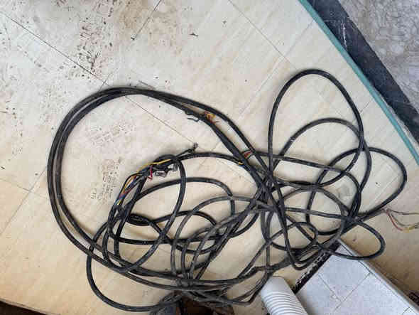 بورد نظيف جدا ممستخدم شي بسيط وكابلات ثنين واحد ابو 16 طوله 13 متر وواحد الو العشره طوله 22 متر سعر البورد 350 الف والكابلات سعرهن 125 الف نضاف مكاني بصره شط العرب ***********
