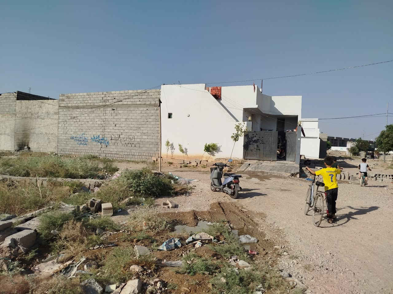 السلام عليكم قطعه ارض للبيع 100متر مربع المكان 16اب السعر 20مليون ***********
