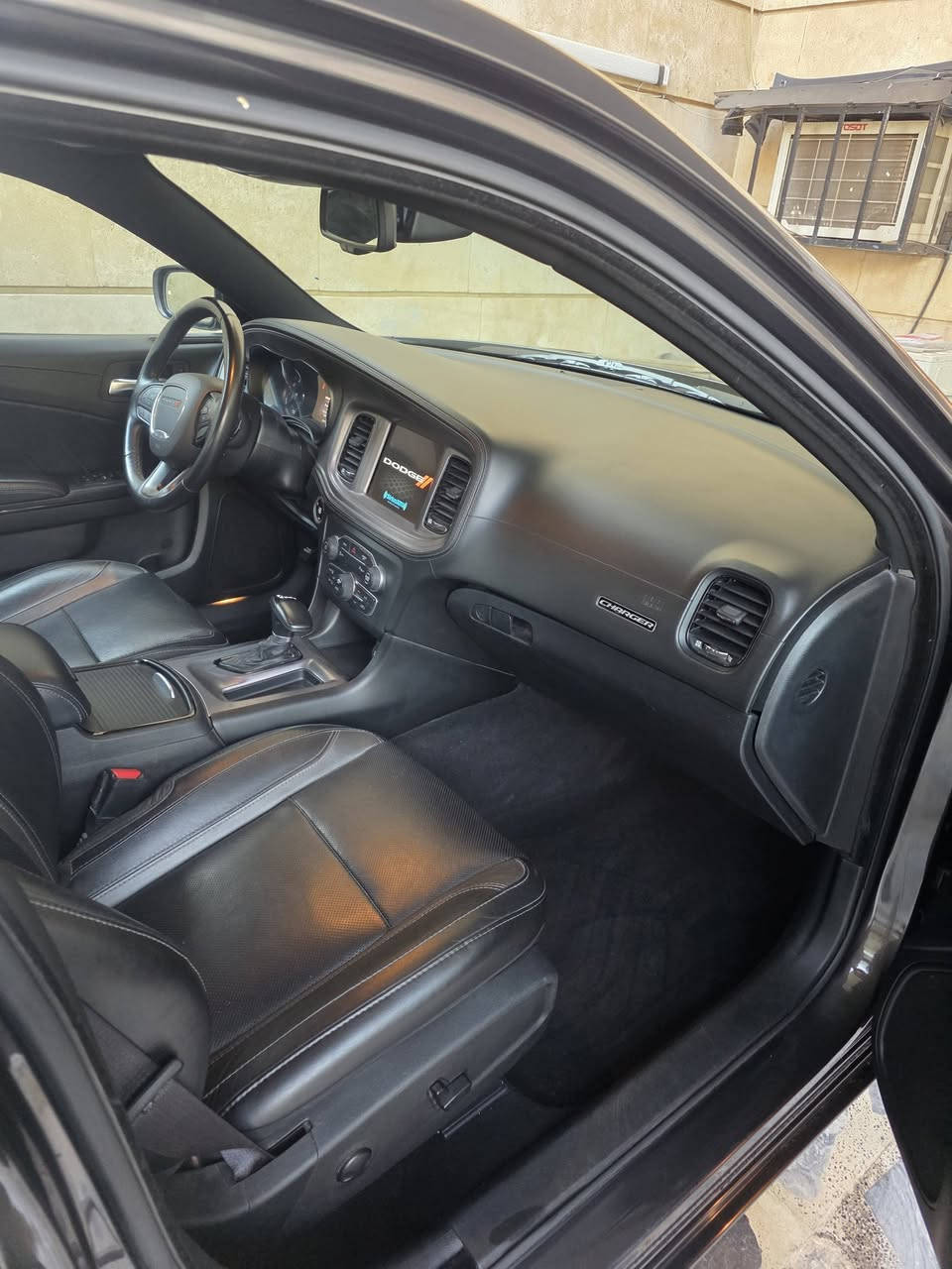 للبيع دوج جاجر موديل 2023 لس كول الإصدار الاخير SXT بلاص اللون فيراني كلين تايتل بدون حادث فقط الدعاميه الخلفيه مصبوغه شرط . السياره على وضع الشركه ماشيه ٤٤ الف ميل فوول مواصفات عدى الفتحه 
بصمات عدد ٢
كشنات تدفئه تبريد امامي خلفي
رادارات جانبيه
كراسي كهرباء الجهتين 
مكان السياره بغداد  السعر ٢٧  للاستفسار ***********
