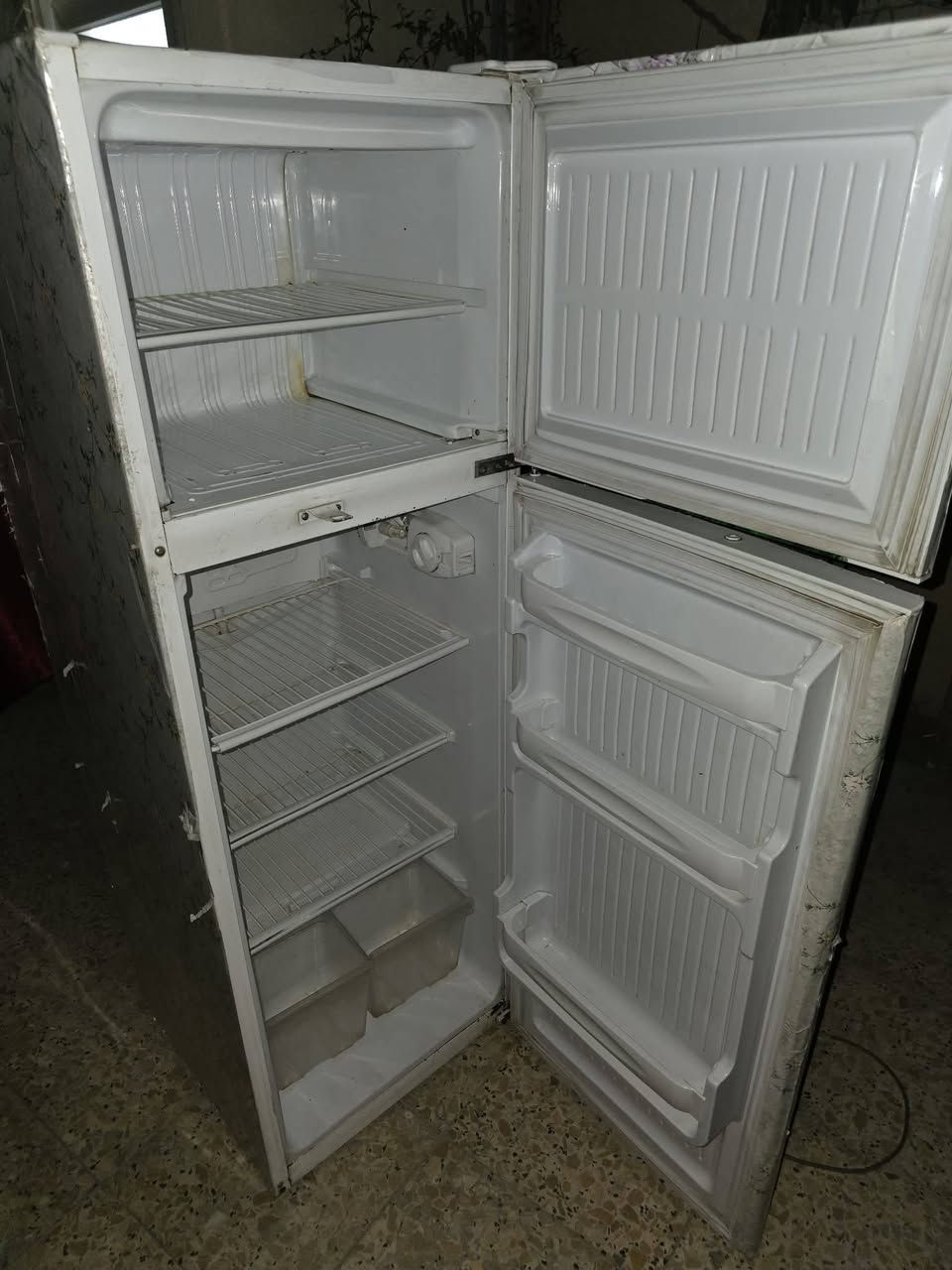 اغراض بسعر مناسب وضمان 3ايام متشتغل تترجع.  امانه الله شغلات وشرط الفحص. الغساله 90،،       100 الثلاجه ***********حي العامل اتصل وبيك خير ودلل
