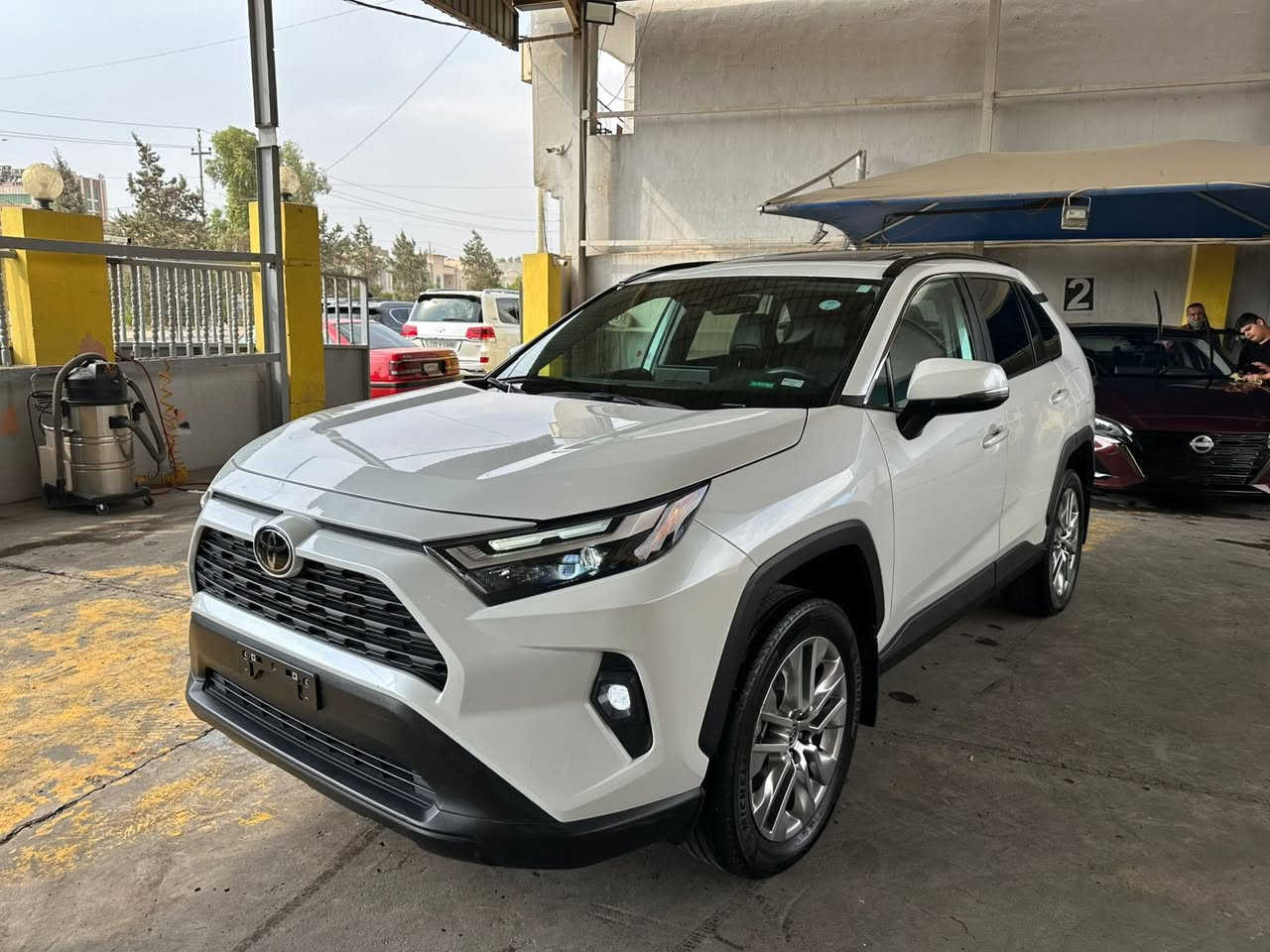 السلام عليكم للبيع تيوتا RAV4 موديل 2024 رقم اربيل تحويل وكاله اني حاضر 
السياره فول مواصفات xle بريميوم جديده السياره ماشيه 25 mi فتحه ودبل بصمه وضعيات قياده ورادارات كشنات جلد كشن كهرباء صندوق كهرباء وكلشي بيها فول فول السياره حادثها نص جاملغ خلفي صبغ وباب تبديل ارباك برده فقط مكانها حالين بغداد حي الجهاد  وشكم يوم وتتواجد باربيل السعر 295 وبيها مجال ***********
