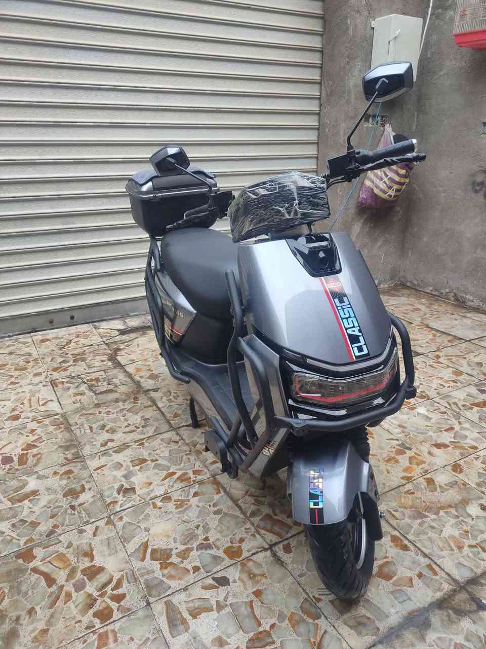 سلام عليكم دراجة شحن للبيع دراجة نضيفه بطاريات 6 الليثيوم الملف 2000 دبل اشاير بيها  لايتات عالي وناصي والسرعه 70 حقيقي دبلات امامي وخلفي السعر مليون 100 وبيها مجال قليل للطيبين العنوان بغداد مدينة الصدر رقم الهاتف ***********
