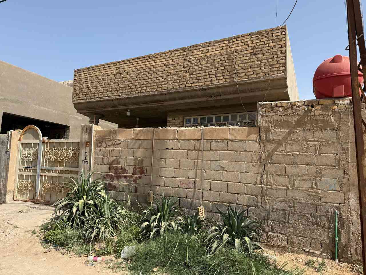 دار للبيع طابو صرف

طويريج حي الجمعية – قرب مدرسة نبع المعرفة

نهاية الشارع الوسطي ثالث قطعة عن الشارع

المساحة 250 م

ممرات حول الدار

بناء حديث طابق واحد استقبال و صالة و مطبخ و صحيات خارجية و داخلية  و غرفتين نوم

الأرضية مرمر و  الهزارة سيراميك

للاستفسار الاتصال على الرقم

***********
