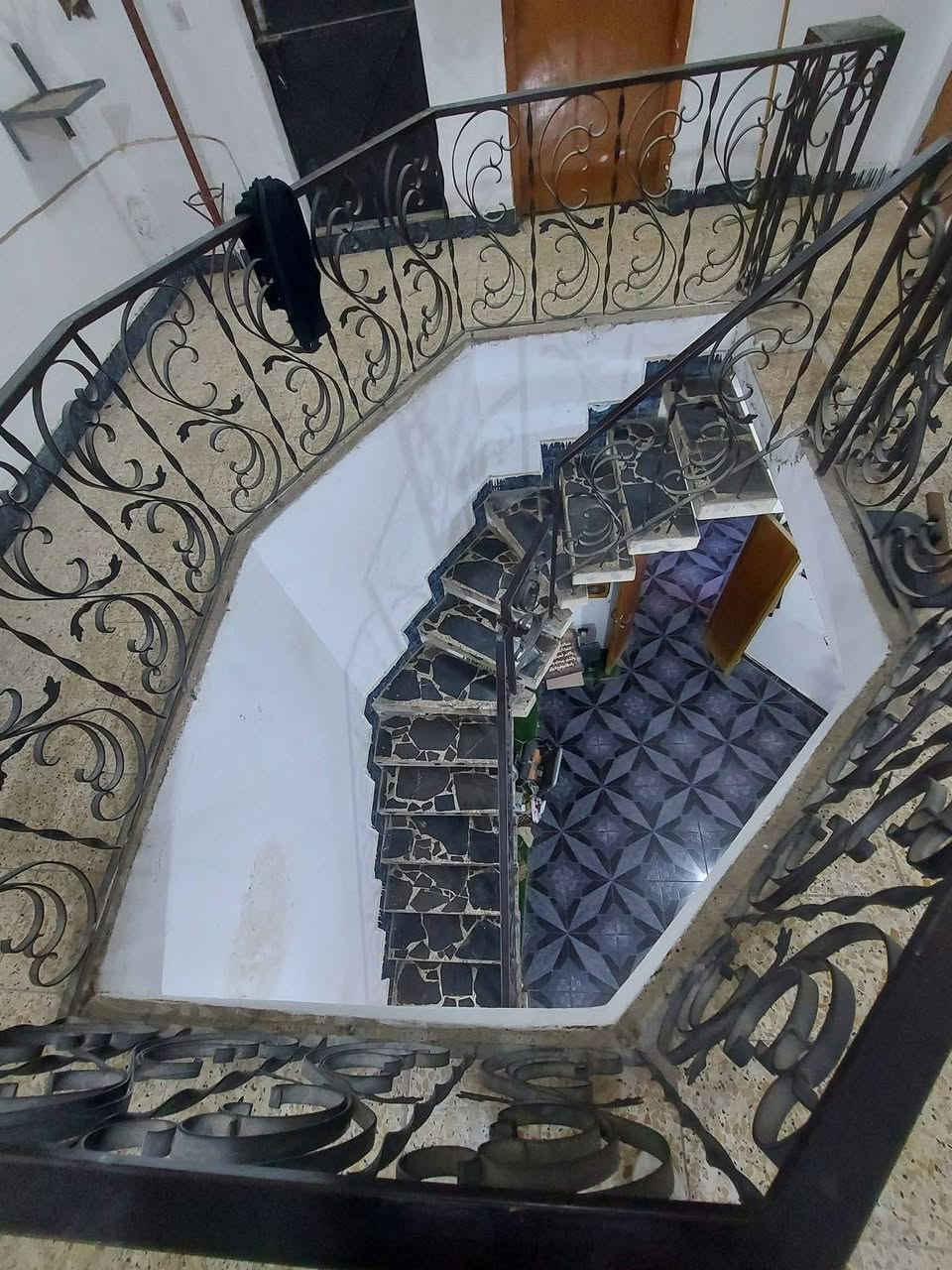 بيت للبيع المساحه ٢٠٠ متر ركن خلف مصرف الفاروق للإستفسار اكثر ***********
