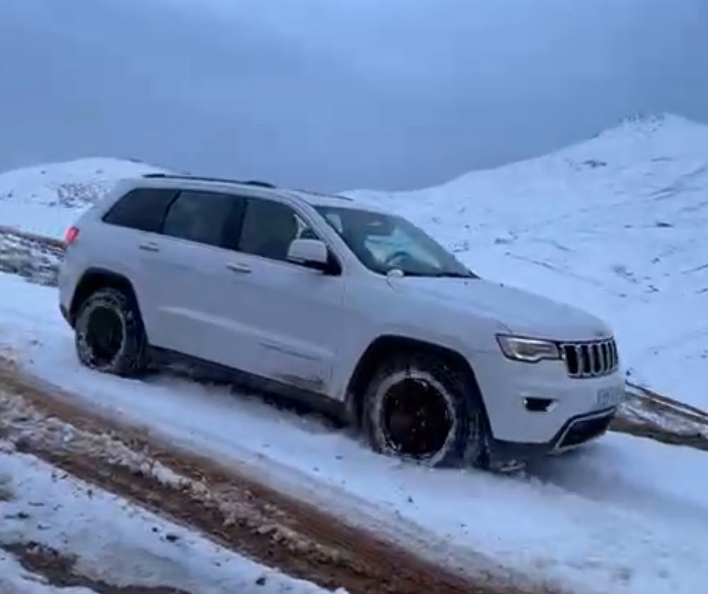 السلام عليكم
للبيع جيب ٢٠١٤ خليجي لمتد فول مواصفات عدا الجكات السيارة كاملة وجاهزة وبدون اي نقص رقم اربيل باسمي تحويل وكالة ثاني يوم السيارة بيه صبغ بالجاملغ الامامي ربعة اثر شخط ومحدثة ٢٠ ودعامية البلادية موجودة بدون اي شخط او كسر مكان السيارة بغداد الطوبجي 
السعر ٢٣٥ وبيه مجال بسيط 
للاستفسار ***********
