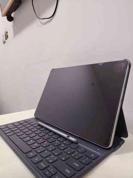 السلام عليكم 
هونر باد 10 نضيف جدا استعمال قليل مع قلم هونر الاصلي ومع كيبورد الاصلي 
 10 Honor Pad يأتي بمواصفات رئيسية تتضمن شاشة مقاس 12.1 بوصة بدقة 2.5K، معالج 3 Snapdragon 7 Gen، ذاكرة وصول عشوائي (RAM) بسعة 8 جيجابايت وذاكرة تخزين داخلية 256 جيجابايت . بالإضافة إلى بطارية بسعة 10100 مللي أمبير مع شحن سريع بقوة 35 واط ، ودعم تقنيات الاتصال

Bluetooth 5.3 و Wi-Fi 6 الحديثة
رقم الهاتف ***********
