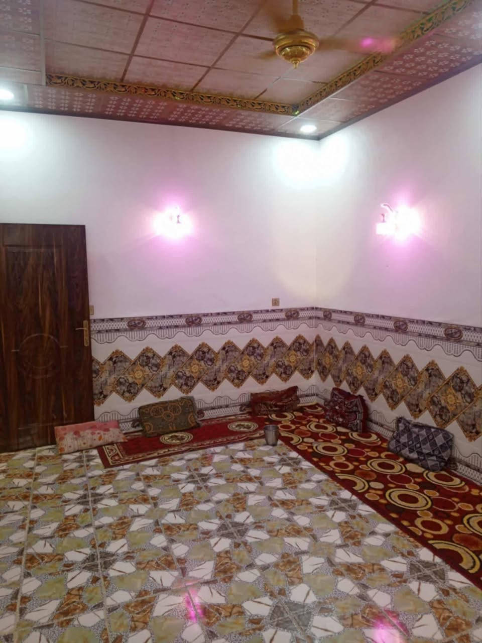 سلام عليكم البيت للبيع مساحه 110متر غرفه وصاله ومطبخ واستقبال وحمام داخلي وخارجي مكشوفه كامل مكمل اساس صب كونكريت سقف صب كونكريت سقوف ثانوي البيت كله سراميك بناء حديث درجه اولى كافت الخدمات ماي كرهباء وموالده سوك مدارس خط كيات شوارع كله تبليط مستوصف قريب الشارع العام العنوان نجف ملحق النداء حي الاحرار عمود 136شارع الصيدليه قريب الشارع العام السعر ٢٩ وبي مجال للتواصل واتساب ***********او اتصال البيت شوف عينك  رجأ بدون مواعيد كاذبه شراي تعال شوفه مداور ثاني يوم قرار محكمه مشمول بل تطويب  ومعاملته كامله
