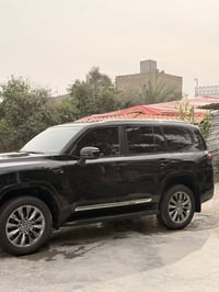 لاندكروز للبيع مديل2024ماشيه11الف فول موصفات بيها صبغ صفحه وبنيد وجامل...