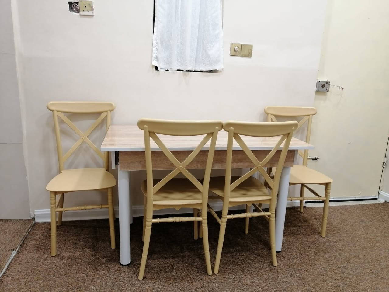 ميز طعام نظيف جدا ابعادة 70*120
السطح خشب والكراسي عظم عاج الميز مرتب سعره 130 بي شوي مجال مكاني ابي الخصيب مجيبرة 
*********** واتساب
