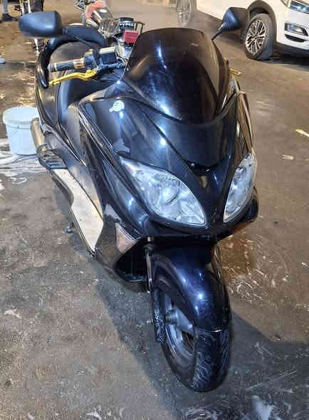 السلام عليكم 
صفر ٨ 
كير ملغي 
شلعه بطناش
ستاند حساس 
زنون عالي ناصي 
بانزين كله محسن 
دهن امزويل  
كفاله 
كزوز رياضي 
دشبول red
بك لايت كرستال 
الدراجه ما ماشيه هواي واحلا من الصور بهوايه مكاني نجف رقمي ***********
مامتواجد عل فيس 
السعر ١٤٠٠ مو تخابرني تكلي بيش والجناي يعرفله بعد
