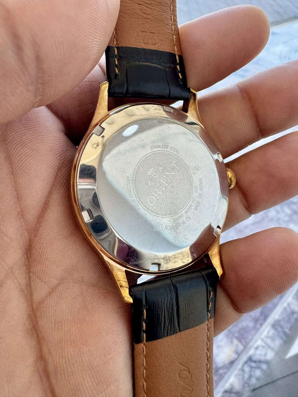 #مستعمل
#سعر 225.000
المواصفاة….
أورينت – ORIENT
رقم الموديل ACOO-001-0
* الحالة : ممتازة جداً 
* أورجينال بالكامل

حركة أوتوماتيكية: تعمل بالطاقة الحركية مع إمكانية التعبئة اليدوية وتوقف عقرب الثواني عند الضبط.

• مينة بني هادئ
• نافذة عرض التاريخ عند الساعة 3
• قطر الهيكل 42 ملم 
• هيكل من الستانلس ستيل
• زجاج منحنٍ معدني مقوّى
• سوار جلدي اسود بعرض 22 ملم
• قفل دبوس تقليدي
• مقاومة للماء حتى عمق 30 متر
•#ملاحظة السير مستبدل بجلد طبيعي اسود كون السير الاصلي القديم متهالك ولكن موجود
•#ملاحظة خدوش خفيفه في الجامه غير واضحه للناظر
«»الساعه بلاديه بالكامل
«»بدون مرفقات..بدون علبه
«»توصيل لجميع المحافظات
«»تواصل خاص او ***********⁩⁩⁩
