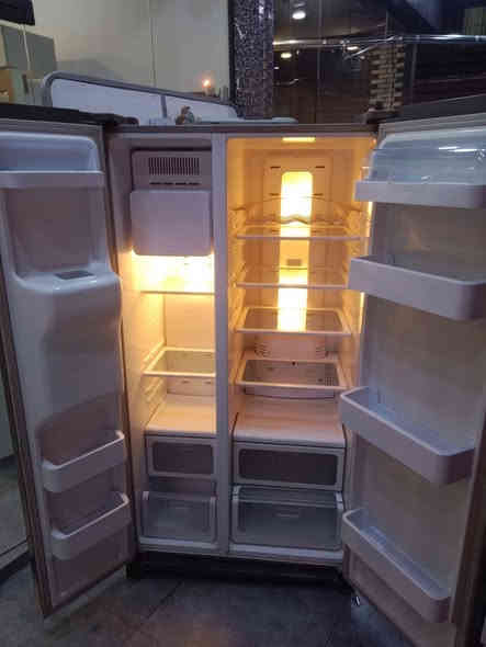 ثلاجة ومجمدة ماركة سامسونج 28 قدم سعر 300 مع ضمان شهر للتواصل ***********
