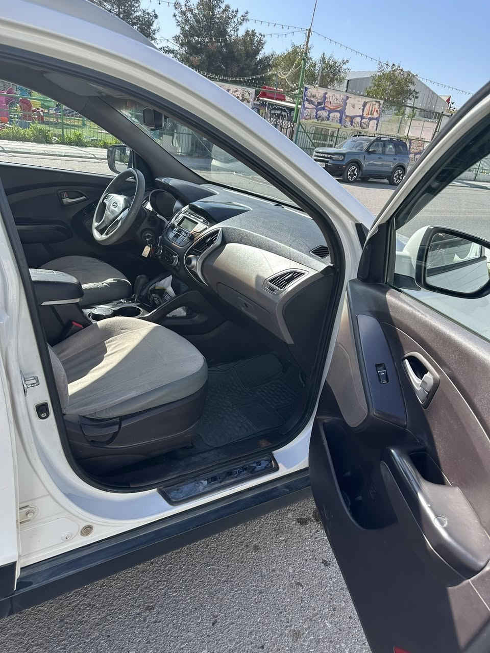 سلام عليكم  توسان 2012 خليجي 
موصفات فول ماعدا الفتحه 
باسمي سنويه جديد 2027
مابيها مصروف كامله من كل نقص 
بيها جاملغ سكن خلفي 
اشارة بلمري
كامره خلفيه
خمسه ويل كب
للأستفسار ***********
