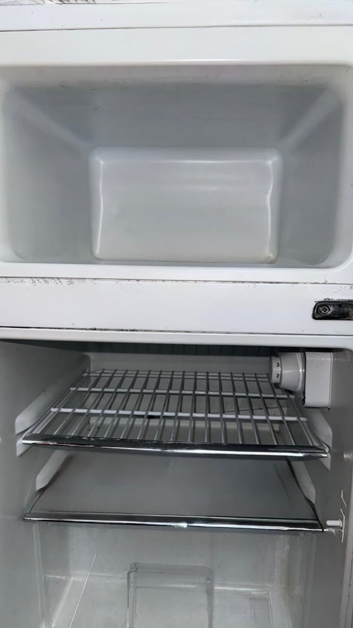 ثلاجة كينوود Kenwood للبيع
بابين – موديل KN-600
مستعملة وشغالة، تبريدها كلش زين والفريز بسرعه يجمد وحالتها جيدة.
تفيد مكاتب للغرفه 
    
* الماركة: Kenwood
* الموديل الظاهر: KN-600
* اللون: أبيض
* مناسبة للاستخدام اليومي وحجمها وسط
* بيها فريزر علوي وثلاجة سفلية
* داخلها رفوف ودرج للخضار
* السعر 150
واتساب :***********
