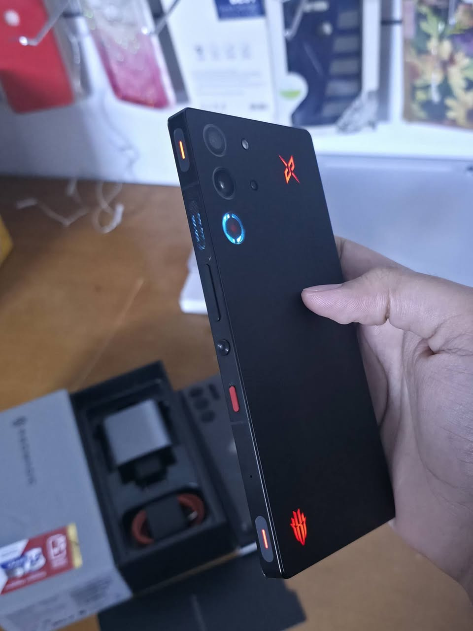 ريد ماجك 10sبرو  

ذاكرة 256

كامل ملحقات 
باكيته شاحنه كيبل كفر وحماية شاشه 

نظافة 100%
مكفول كفالة شاملة 

• ​المعالج: Snapdragon 8 Elite (النسخة المحسنة بتردد يصل إلى 4.47GHz).
• ​الشاشة: AMOLED مقاس 6.85 بوصة، تردد 144Hz، وكاميرا مخفية تحت الشاشة.
• ​البطارية: سعة 7,050mAh مع شحن سريع بقدرة 100 واط.
• ​التبريد: مروحة داخلية مدمجة مع تقنية المعدن السائل لخفض الحرارة.

السعر 825 الف 

يوجد توصيل لجميع محافظات العراق 
للحجز راسل الصفحة 
واتساب ***********

تابع الصفحه لمشاهده الاجهزه المتوفره https://t.me/mohamd_phone

#العراق #مستخدم #توصيل_لكل_العراق #ريد_ماجك #للبيع
