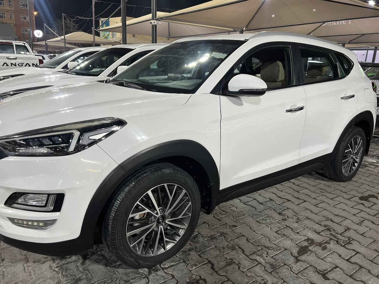 السلام عليكم توسان 20 خليجي فول عدا البنوراما بيها ابواب ثنين مبدلات اصليات فقط بدون صبغ البدي الخارجي كله فقط اسفل التكمه بين البابين صبغ شبرين ماشيه 162 بغداد رقم الدولي بأسمي السعر 175 كربلاء التحدي للاستفسار *********** او ***********
