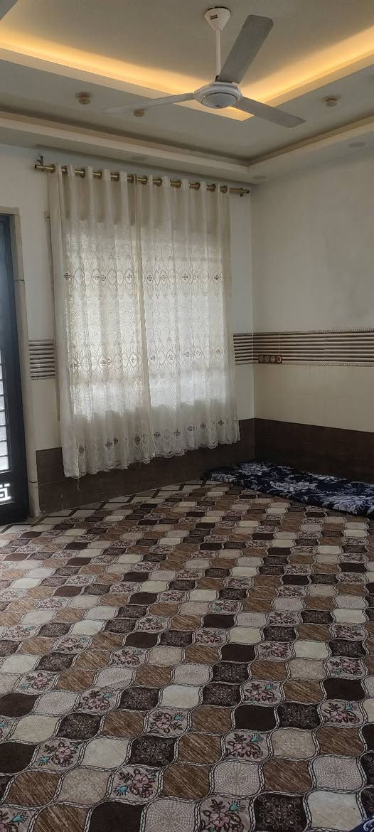 دار للبيع الموقع حي الملايين الثانية تقطيع فياض المساحة 150متر حديث البناء غرفتين نوم وهول واستقبال ومطبخ وصحيات داخل وخارج السعر 77 مليون وبي مجال بسيط قريب على مدرسة للأستفسار اكثر ***********
