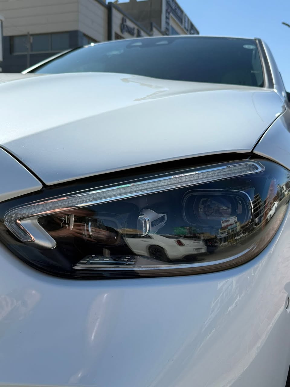 سلام عليكم مارسدس c300 مو فورماتك
موديل 2022  ماكو هيج سعر بهيج مواصفات.
• ⁠• المشي: 16.000 كم بس
 • فول ماعدا  بانوراما
 سياره مراصفات خاصه 
• مميزات مميزة:
 • كامرتين بالجامة الأمامية مواصفات خاصه متجي بالبقيه  → دقة أعلى بالقيادة شبه الذاتية
 • لايت ديجيتال LED فول زنون 3 عدسات  +دخول وخروج ترحيب 
 • هدب ديسبلي وشاشة عرض واضحة
 • قيادة شبه ذاتية + كاميرات 360 درجة
 • نظام صوت Burmester وتكييف أوتوماتيك مع تدفئة المقاعد
 • شحن لاسلكي وMBUX يدعم Apple CarPlay وAndroid Auto
 • المحرك: 2.0 لتر تيربو 4 سلندر EQ Boost – 255 حصان – 0-100 كم/س تقريباً 6 ثواني
داخل كاربون فايبر 
 • إطارات Bridgestone جديدة قبل 3 اشهر شادهم
 • دهن وفلاتر كلها وكالة
 • اللون: أبيض لؤلؤي
 • الحالة: نظيفة جداً وصيانة دورية

💡 ملاحظة:  تكدر تقارن مواصفاتها ويه البقيه وراح تعرف الفرق
السعر 31500 الف دولار.  مستعجل عليها.   
بيع فقط
***********

W1KAF4GB3NR018891. رقم الشاصي
