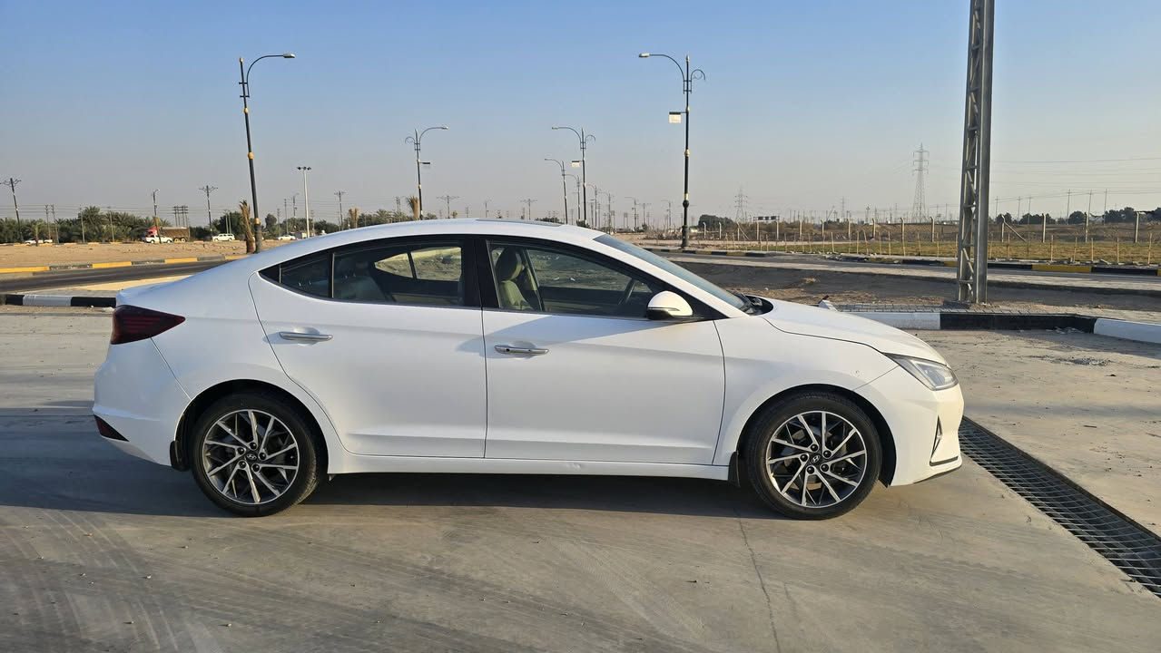 النترا 2020  وارد خليجي مكفولة ماعدا بارد بلجاملق الأيمن  محرك 2000 دوش ماشيه 148000 فول مواصفات 
المواصفات :
فتحة سقف
تحكم ستيرن
ثلاث وضعيات قيادة Sport-ECO_Normal 
كاميرا امامية وخلفية 
رادار امامي خلفي 
بصمة تشغيل
اشارة ترحيب 
بصمة ابواب 
تبريد قطعتين
لايت لد
كشنات جلد 
للتواصل ***********
