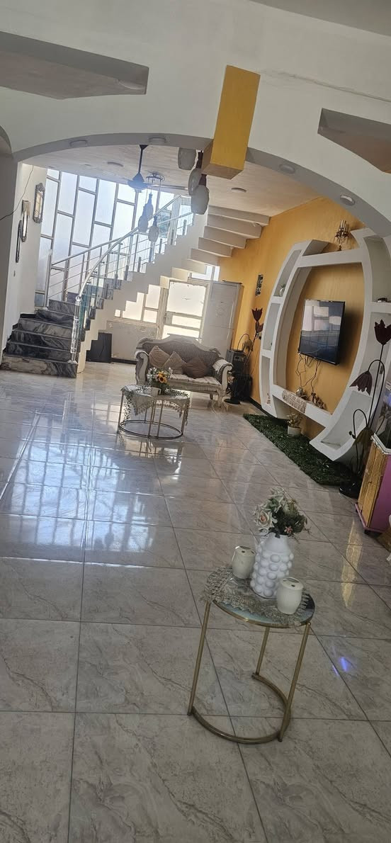 دار للبيع مساحة ٢٠٠ متر بناء حديث
قرب مول ادم  يحتوي على ٤ غرف نوم وصحيات عدد ٢ مطبخ حار وبارد صالة ضيوف مناور عدد ٢ مخزن طابق ثالث وسطحين على جانبي المخزن للاستفسار التواصل على واتساب 
***********
