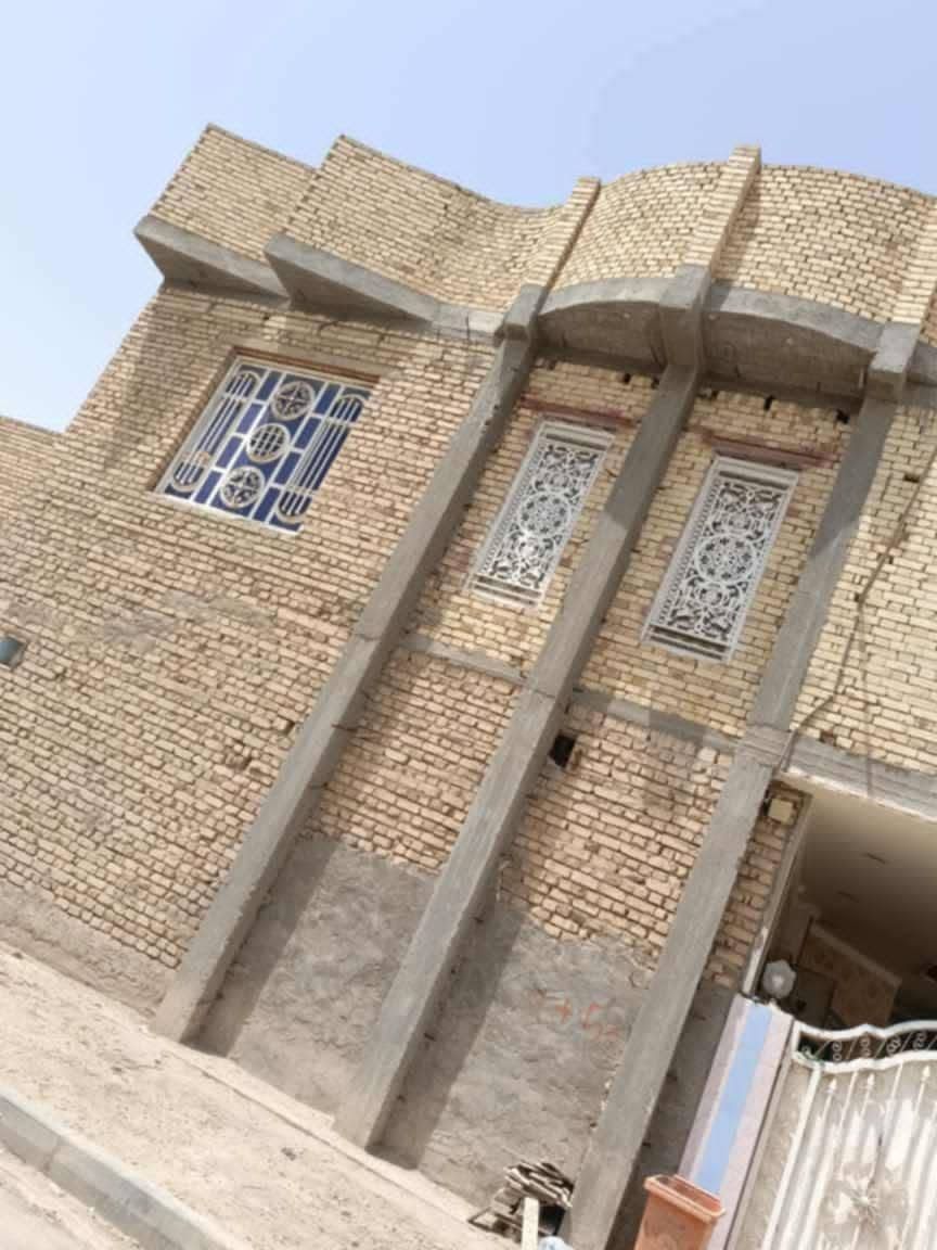 دار البيع  بحي الصادق ركن طابقين
مساحه البيت 175
الطابق الأول غرفتين وصاله واستقبال   ومطبخ حار وبارد وصحيات وكراج سياره 
الطابق ثاني 
اربع غرف وصاله مطبخ حار وبارد وصحيات 
الفوك مشتمل ودرج دخلي وخارجي ستفسار السعر بل رقم ***********
