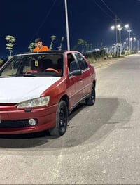 سيارة حلوة ناصبة كير محرك كهربائيات حيل زينة بيها نواقص خفيفة رقم صدام...