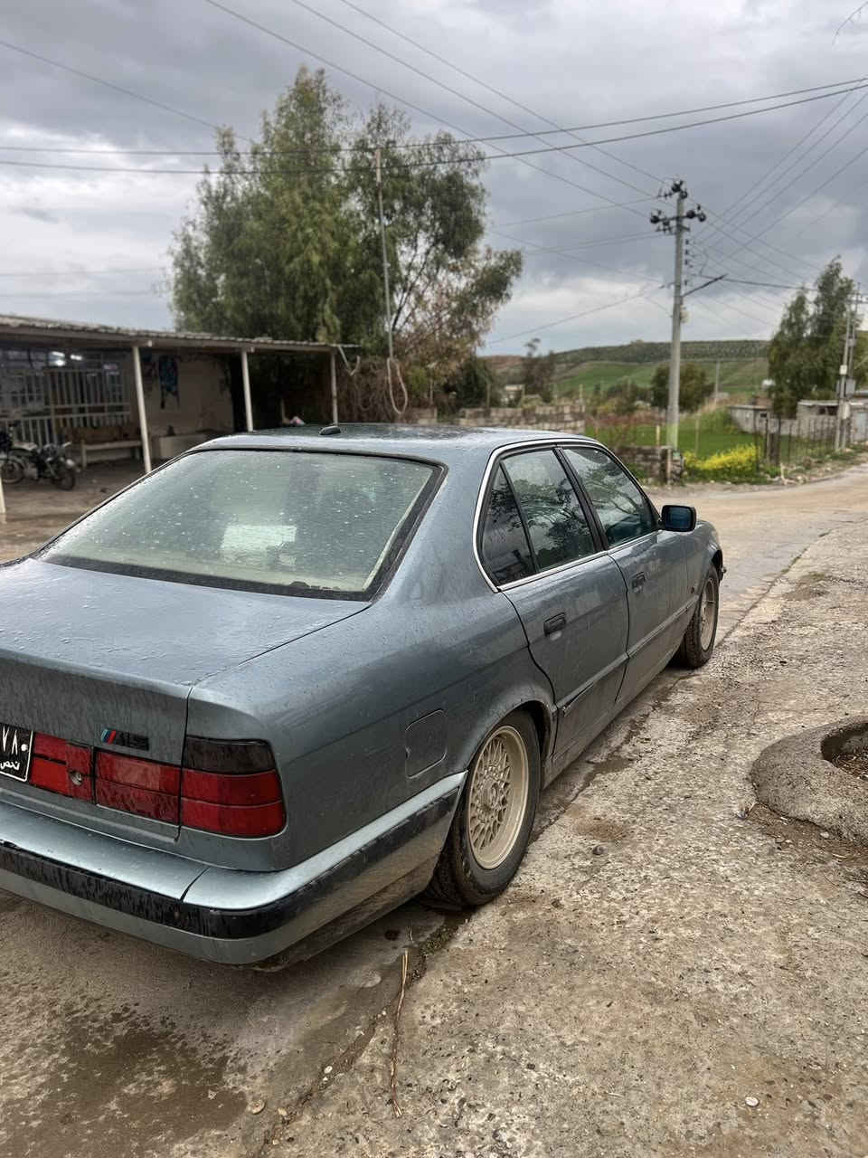 فرۆشتنی خێرااا موشتەریت زۆرر هەرزانە 

بیئێم ٥٢٥ گێڕ عادی بۆ فڕۆشتن ١٩٩١ سەنەوی لەگەڵە 
بەشەرت نایدەم رەقەمەکانی ئەسڵیەو متابقە رەقەم شانسی
ABS مەزبوت
فوول فوول 
مواسەفاتی گێڕ عادیە شاشەیە فۆرمیکا جڵدە پەردە بیلادە چوار جام کارەبای پێش پان سڵاید لۆک کارەبای دەبڵ چکمەجەو دەبڵ ئێرباگ و گێچ ئەلقەیە ناوەکەی لۆک لۆکە فوول فولە 
لێدراوی نیە شان و تیکمەکانی شانسی وەک شوشە نەبوو نەتەوێ
پانکەی کارەبایم بۆ بەستوە بەنزین هەر ناخوا 

سەیارەکە تازە عەینوو کلاج و فلاونی ئەوروپیم دەبۆی کلاجم بۆ بەستوە تازە تاخم پێشم بۆ گۆریوە 
سەیارەکە هەموو عەیبی بۆنیدەکەی تۆزێ بە پانکە دراوە فیتێز گێرەکەی بۆ بەگ مەزبوت نیە ئەویش ٢٥ هەزاری ئەوێ .
لە چەمچەماڵم 
*********** وەتس ئاپی لەسەرە
