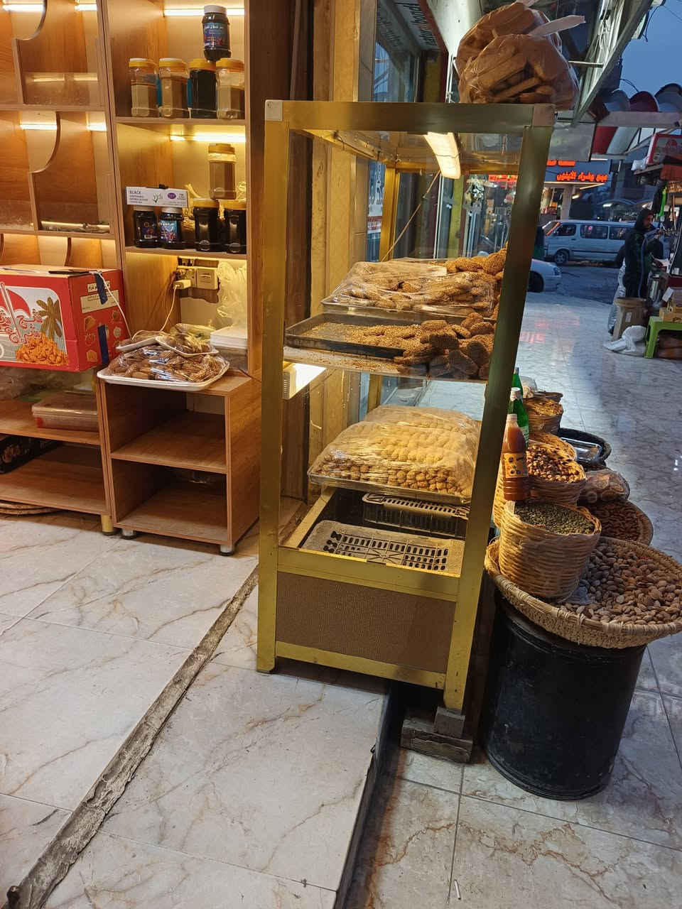 السلام عليكم غراض محل كرزات للبيع زائد برادين تركي مداخلات تصليح زائد باترونات المني عدد 2 للاتصال
***********
