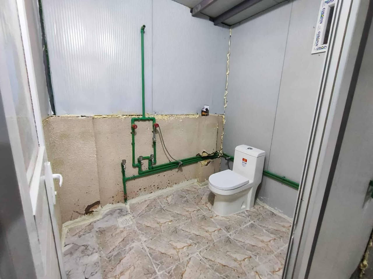 متوفر للأيجار مشتمل طابق ثاني  غرفه وصاله ومطبخ وحمام  درج خارجي  لعائله صغيره قرب حي التراث  شارع 40  مربع 2000 خلف اسواق اليره  ***********
