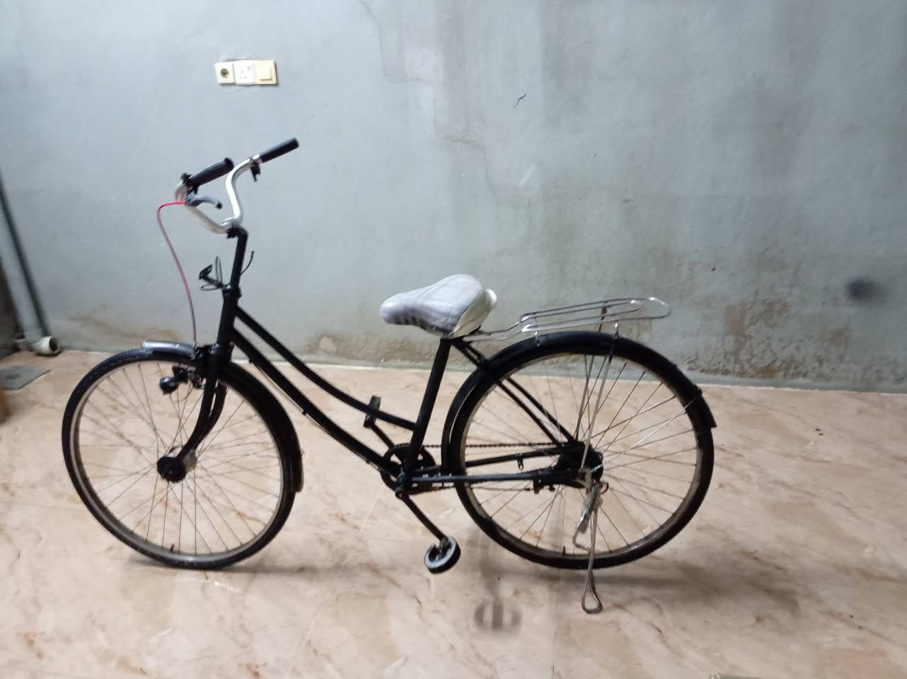 سلام عليكم بايسكل للبيع 
مكينه كبس
الحجم  ٢٦
موديل ١٨
السعر ٥٥
رقم ***********
