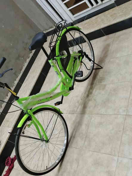 السلام عليكم بايسكل للبيع بناتي حجم 26 المكان كوت حي الحكيم نزلت الوائليه السعر  135ا  بي مجال   رقم الهاتف ***********
