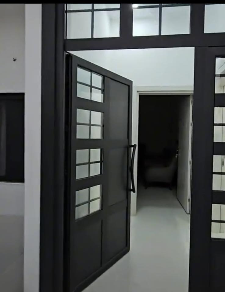 لام عليكم🌹
دار للبيع💒شوراو 425م
 خلف الشارع الفرعوني (سقف مغربي ؛ غرفة استقبال كبيره ؛+هول يطل على الحديقه ببابين زجاجيين تصميم عصري حديث ؛ 4غرف نوم 
؛wcمعزل pvcبتواجد منزع واسع; كراج يتسع لسيارات عدد3؛ نظام دكت مركزي) 
 منطقه راقيه وهادئه وتتميز بتواجد البيوت ذات الهندسيه العاليه 
العنوان شوراو -فرع المجاور لمركز اسيا سيل مقابل مستشفى شوراو ومطعم bigmama 
#للاستفسار على الرقم***********
