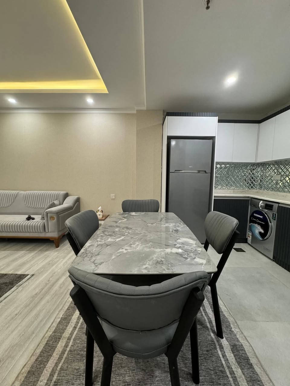 شقة #للایجار
غرفة و صالة ، مساحة 90 متر 
مجمع سکنی واو تاورز ، عالشارع 100 متر
اربیل ، شارع 100 متر ، مقابل جامعە جیهان 
للتواصل: 0750 444 7409 
   * ***********
