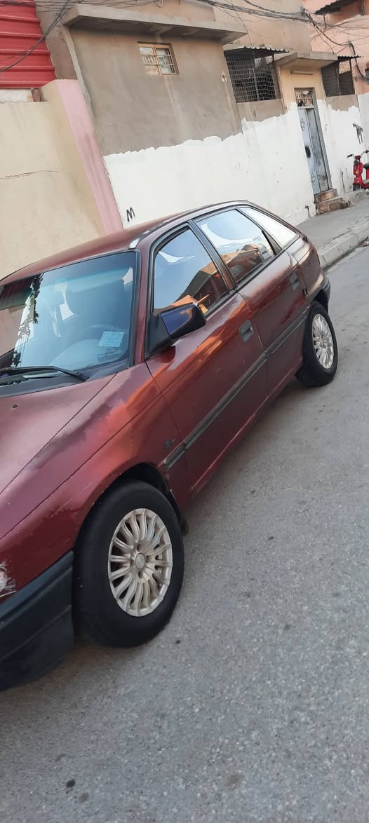 السياره للبيع استره جنطه موديل 1992 النضافه كدام العين الداخل نضيف طخم سمعات مسجل جديد باتري جديد طخم تايرات جديده بدون ضرر صبغ بس دوسات دواير  كهربايات شغاله محرك 16 رقم الماني التواصل الرقم بي واتس *********** سياره حلوه مال بيت
