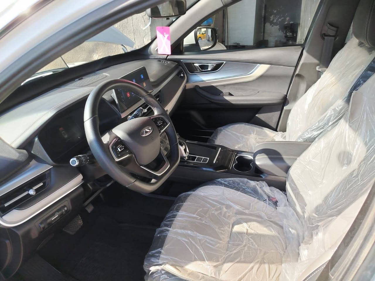 🚗 سيارة للبيع بحالة الوكالة

Chery Tiggo 7 Pro Luxury
موديل: 2024
المحرك: 1.5 Turbo اقتصادي وقوي
الممشى: 17,700 كم فقط
اللون: أبيض صدفي مميز

السيارة نظيفة جداً واستخدام شخصي خفيف، ممشاها قليل وقريبة جداً من حالة الوكالة.
فئة Luxury الكاملة، توفر راحة وتقنيات حديثة مناسبة للعائلة والسفر.

أهم المواصفات:
✔️ سقف بانوراما كبير
✔️ شاشة وسطية كبيرة مع عداد ديجيتال
✔️ كاميرات 360 درجة مع حساسات أمامية وخلفية
✔️ تشغيل بصمة (Keyless) مع زر تشغيل
✔️ مقاعد جلد فاخرة
✔️ مثبت سرعة
✔️ مكيف أوتوماتيك مزدوج
✔️ جنوط ألمنيوم رياضية
✔️ أنظمة أمان حديثة (مانع انزلاق – ثبات إلكتروني)
✔️ محرك توربو قوي واقتصادي بالوقود

السيارة جاهزة للاستخدام مباشرة بدون أي مصاريف.

للاستفسار: ***********
