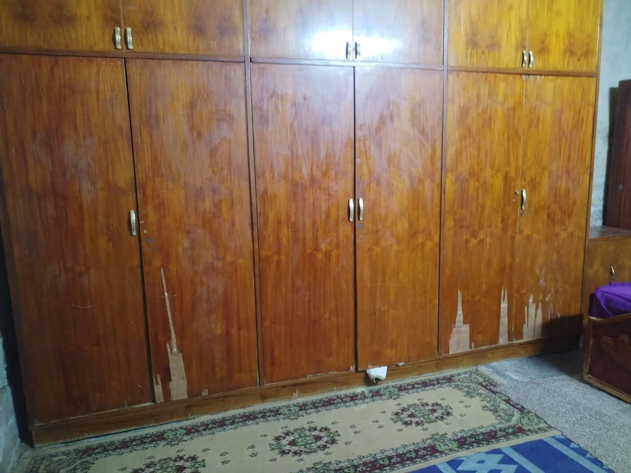 سلام عليكم غرفت اخشاب كامله  للبيع السعر ٣٠٠ وبيها مجال ***********
